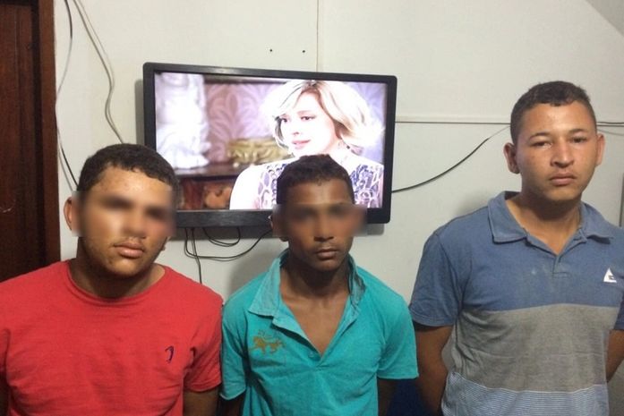 Assaltantes roubam moto, caem em vala e pedem ajuda à vítima