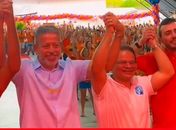 A imagem que confirma que em política a mão que apedreja é a mesma que afaga - ou vice-versa