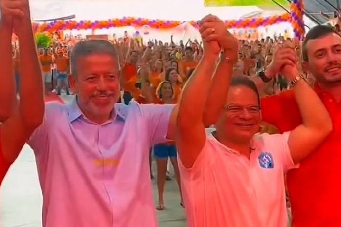 A imagem que confirma que em política a mão que apedreja é a mesma que afaga - ou vice-versa