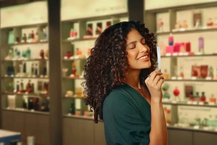 O Boticário apresenta campanha inédita com fitas olfativas que revelam prêmios