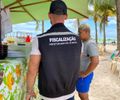 Ação integrada orienta ambulantes na faixa de areia da orla marítima de Maceió