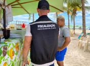 Ação integrada orienta ambulantes na faixa de areia da orla marítima de Maceió