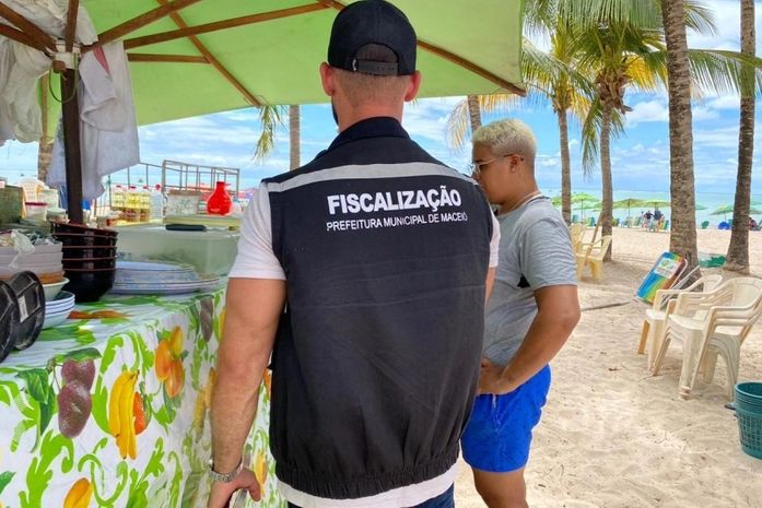 Ação integrada orienta ambulantes na faixa de areia da orla marítima de Maceió
