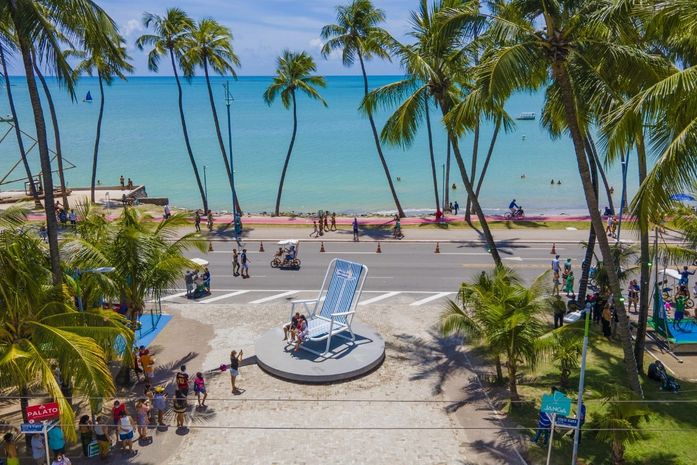 Cadeira gigante faz sucesso na internet e Maceió dispara em buscas no google