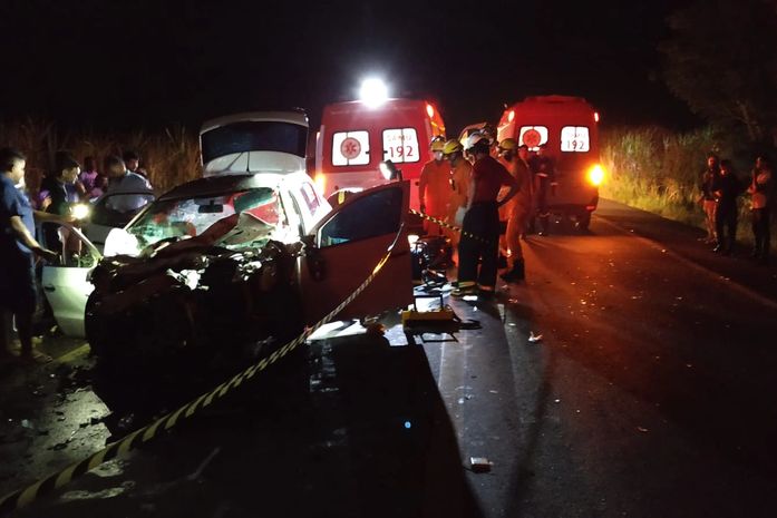 Colisão traseira entre carro e trator