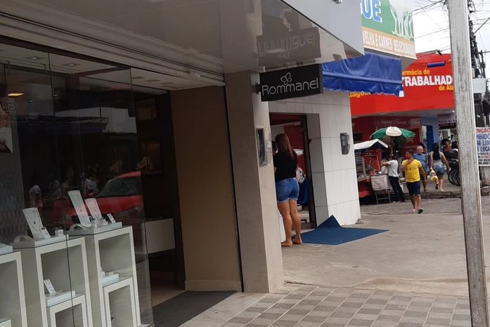 Mulher é detida em flagrante por roubo de anel em joalheria no Jacintinho