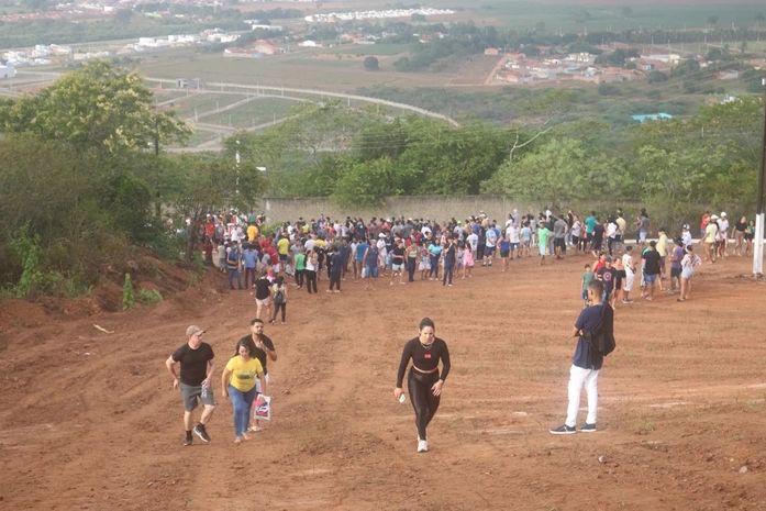 Fieis fazem romaria ao Morro Santa da Massaranduba em Arapiraca nesta Sexta-Feira-Santa