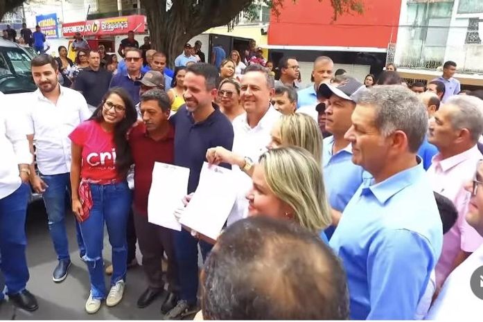 Em janeiro Paulo Dantas foi inaugurar cerca de 6 km de asfalto na parte urbana junto com o prefeito Erivaldo Mandú