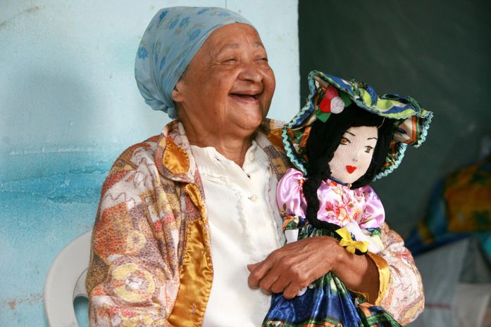 Mestra Maria de Lourdes, artesã de bonecas, é um dos patrimônios vivos de Alagoas