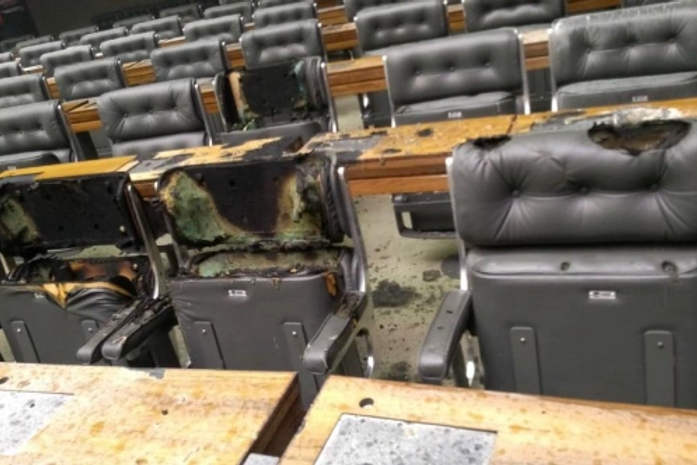 Curto-circuito causa incêndio no plenário da Câmara