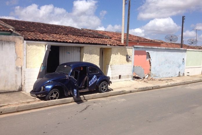 Veículo destruiu parte de muros