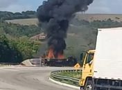 Caminhão-tanque carregado com combustível tomba e incendeia na BR-101, em Pilar; Motorista fica ferido
