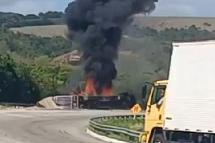 Caminhão-tanque carregado com combustível tomba e incendeia na BR-101, em Pilar; Motorista fica ferido