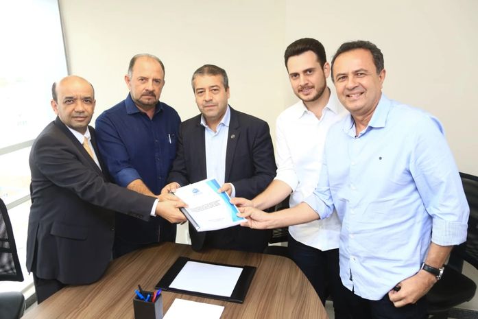 Prefeito de Mata Grande entrega o plano de abastecimento de Água a Funasa