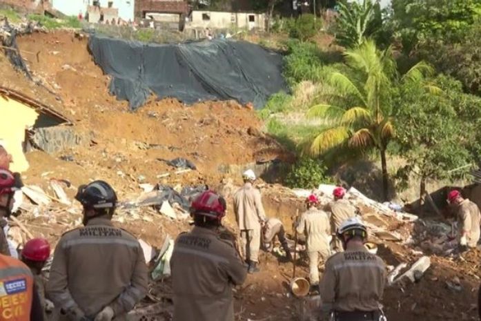 Polícia investiga se estouro em canos causou deslizamento no Recife