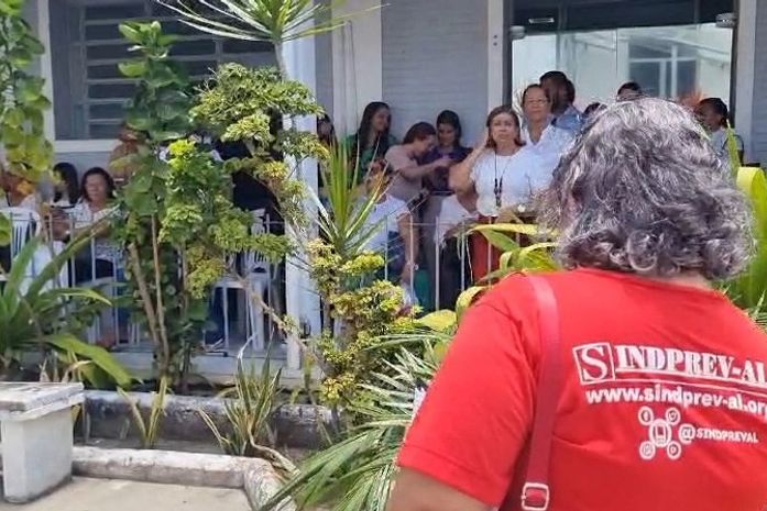 Vídeo: Trabalhadores da saúde ocupam Sesau em protesto contra fechamento de ambulatórios e demissões
