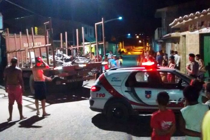 Com sinais de embriaguez, motorista perde controle de caminhão e atinge residências