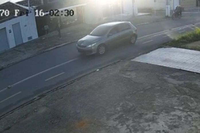 Câmeras flagram motorista atropelando assaltante para fugir de roubo em Maceió; veja o vídeo