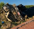 Motorista fica ferido durante tombamento de carreta na BR-101