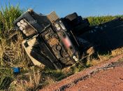 Motorista fica ferido durante tombamento de carreta na BR-101