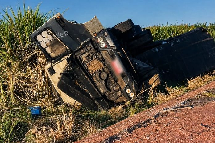 Motorista fica ferido durante tombamento de carreta na BR-101