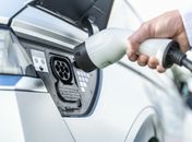 Lei sobre recarga de veículos elétricos em condomínios divide opiniões e impõe desafios técnicos e jurídicos