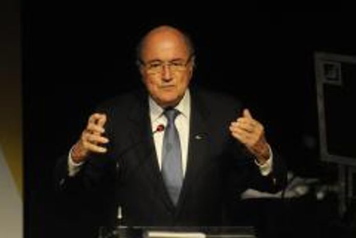 Joseph Blatter é acusado der assinar contratos desfavoráveis à Fifa