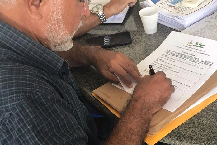 Prefeito Padre Eraldo assina ordens de serviço que irão ampliar os serviços de saúde em Delmiro Gouveia.