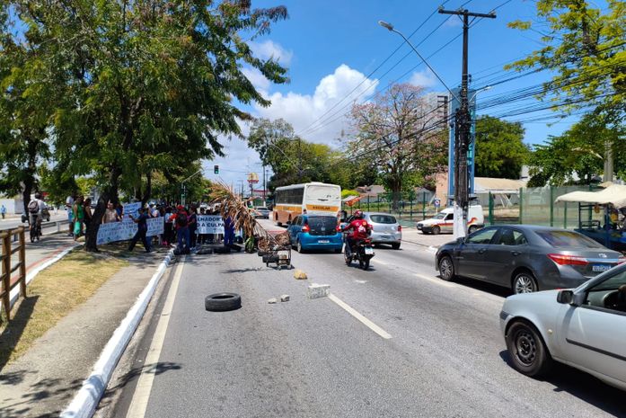 Trabalhadores do Veredas interditam Fernandes Lima em mais um dia de greve