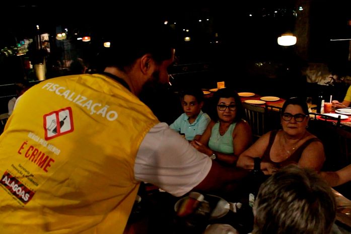 Operação conscientiza população sobre proibição da venda de bebidas para adolescentes