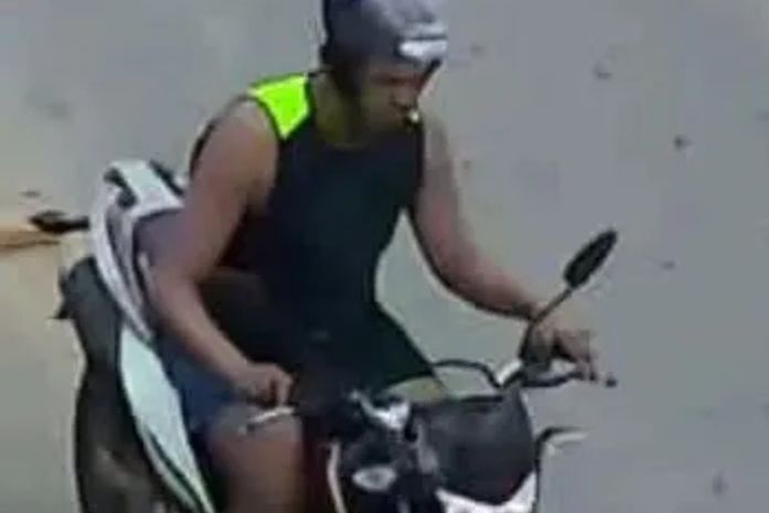 Câmeras fotografam homem que roubou moto de funcionária da Ótica Diniz