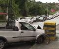 Picape aquaplana durante chuva e colide contra barreira de concreto na Avenida Leste-Oeste 