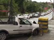 Picape aquaplana durante chuva e colide contra barreira de concreto na Avenida Leste-Oeste 
