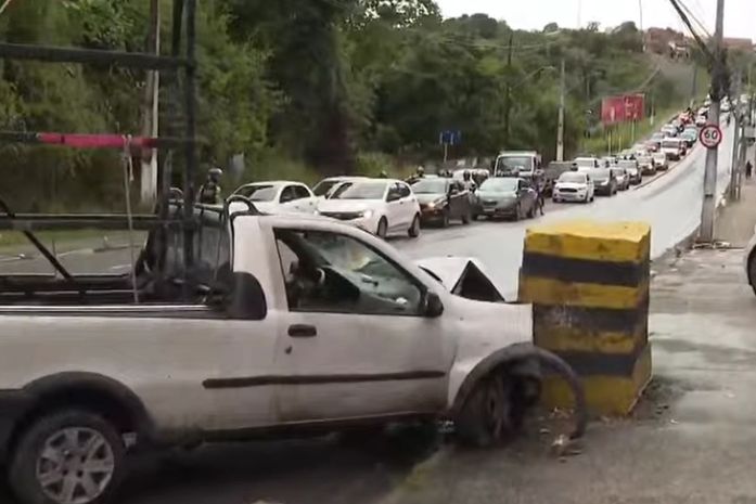 Picape aquaplana durante chuva e colide contra barreira de concreto na Avenida Leste-Oeste