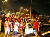 Imagens divulgadas nas redes sociais mostram que maioria massiva dos torcedores não usam máscara.