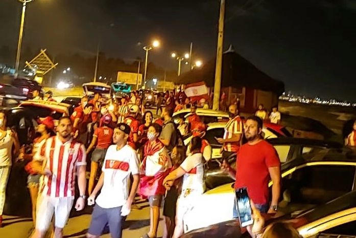 Imagens divulgadas nas redes sociais mostram que maioria massiva dos torcedores não usam máscara.