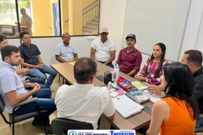 Prefeito Theobaldo debate projetos para Major Izidoro com a secretária estadual de Agricultura, Carla Dantas