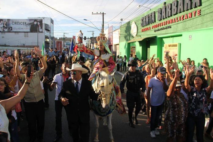 Chegada da Cavalgada emociona público que lotou o Largo Dom Fernando Gomes em Arapiraca