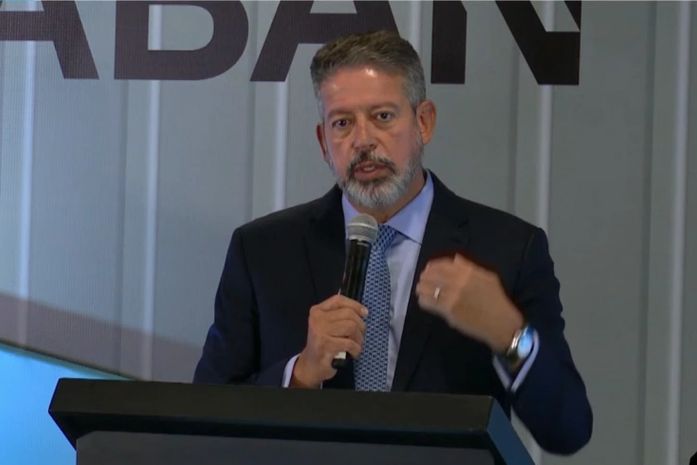 Lira defende aprovação da reforma administrativa e diz que é um tema urgente