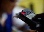 Motoristas são detidos por embriaguez ao volante após colidir com veíciulos