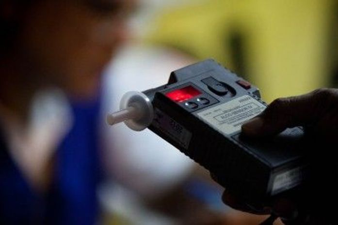 Motoristas são detidos por embriaguez ao volante após colidir com veíciulos