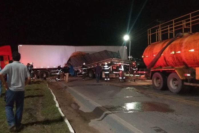 Acidente aconteceu no trevo de acesso à cidade de São Miguel dos Campos, interior de Alagoas.
