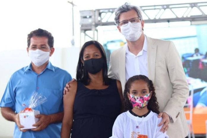 Aluna de 9 anos é homenageada em escola por competir na Olimpíada de Matemática em Maceió