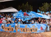 Torcedores de cocos de roda animam plateia e se emocionam em concurso municipal