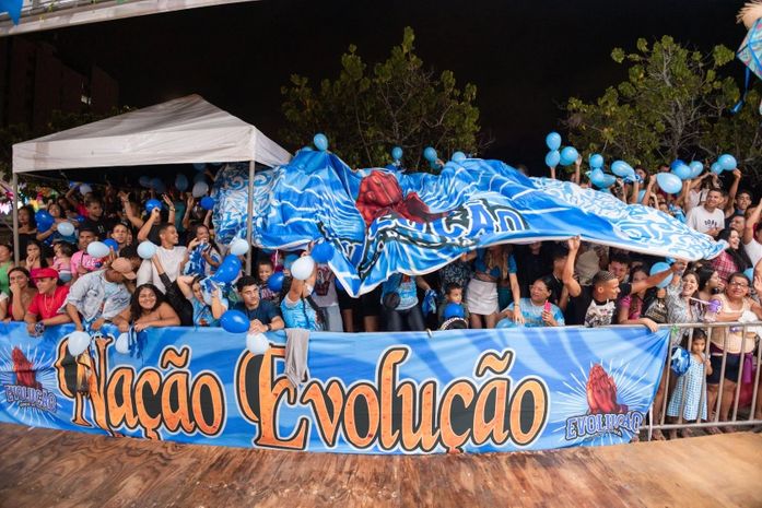 Torcedores de cocos de roda animam plateia e se emocionam em concurso municipal