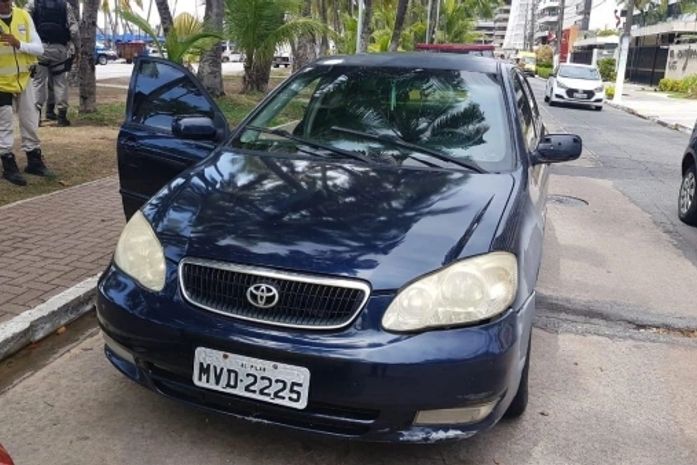 Ronda no Bairro flagra menor de idade com carro roubado na orla de Maceió