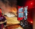 Caminhão carregado de cevada tomba e pega fogo na BR-101