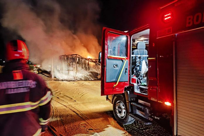 Caminhão carregado de cevada tomba e pega fogo na BR-101