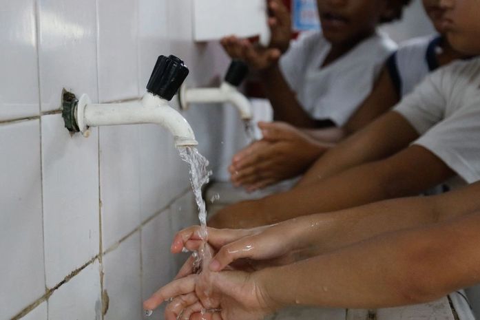 Quase metade das escolas não tem todos os itens de saneamento básico