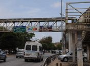 Motorista fica preso às ferragens ao colidir contra poste, mas recusa atendimento e foge